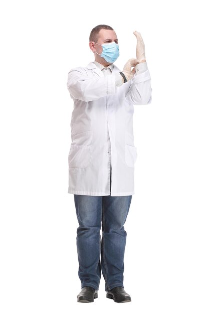 Foto jovem médico calça luvas e usa máscara médica