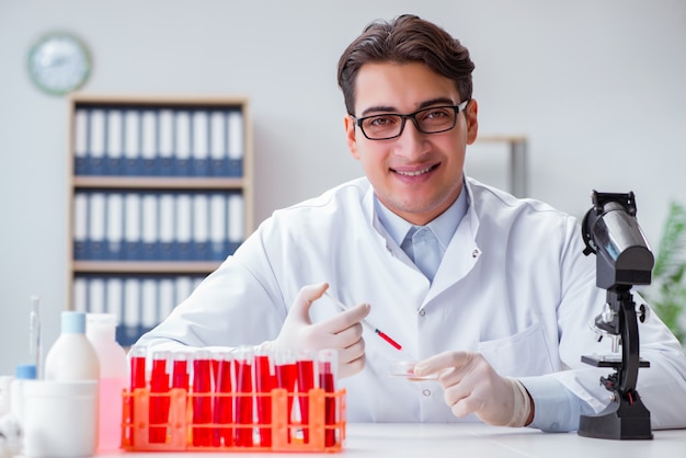 Foto jovem médico com a seringa