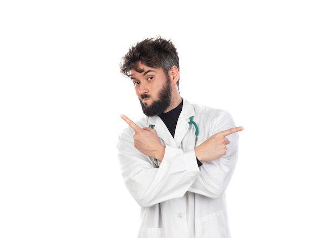 Jovem médico com barba, vestindo um uniforme branco