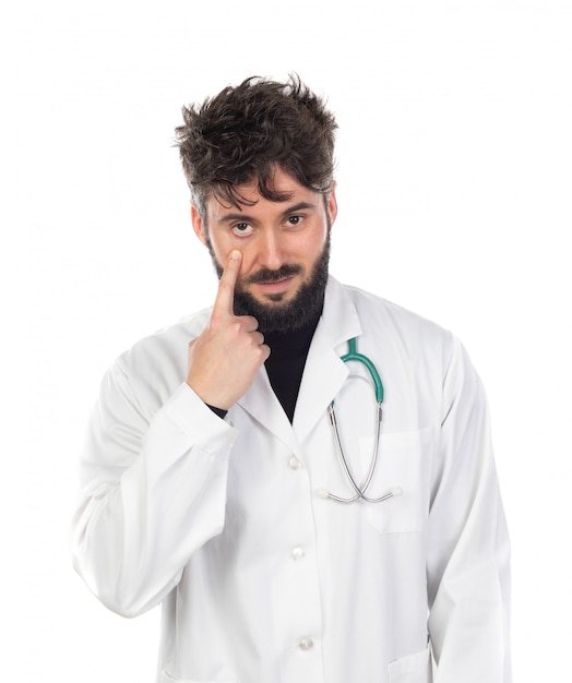 Jovem médico com barba, vestindo um uniforme branco