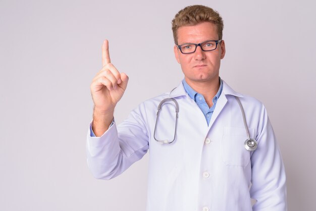 jovem médico com cabelo loiro