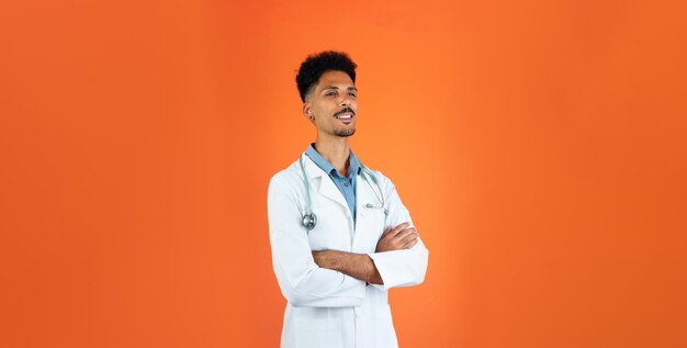 Foto jovem médico com estetoscópio apontando isolado