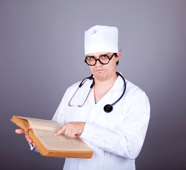 Jovem médico com livro.