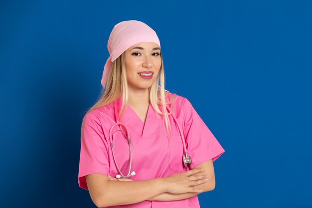 Jovem médico com um uniforme rosa e um cachecol