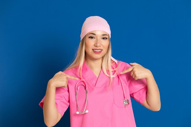 Jovem médico com um uniforme rosa e um cachecol