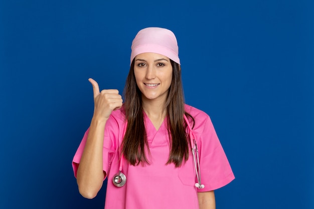 Foto jovem médico com um uniforme rosa