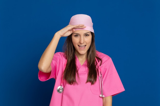 Jovem médico com um uniforme rosa