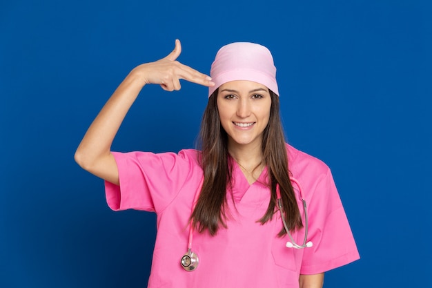 Jovem médico com um uniforme rosa