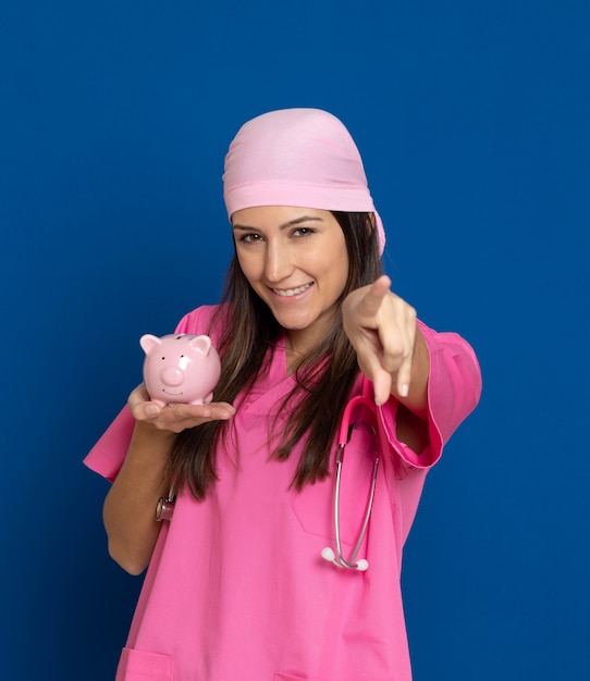 Jovem médico com um uniforme rosa