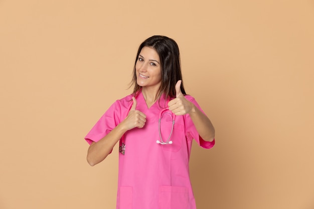 Jovem médico com um uniforme rosa