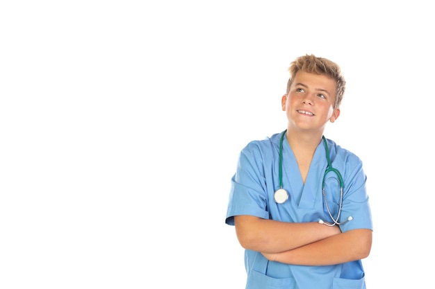 Jovem médico com uniforme azul