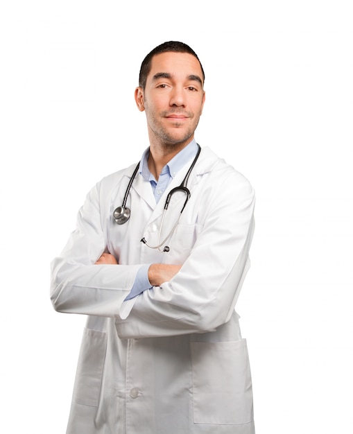 Jovem médico confiante posando