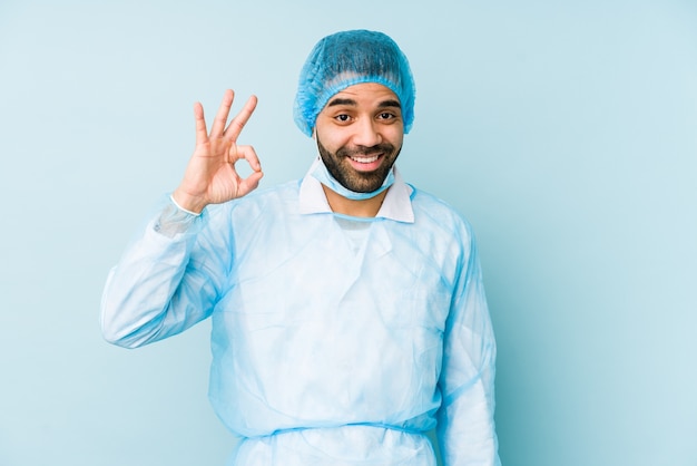 Jovem médico e confiante, mostrando um gesto ok.