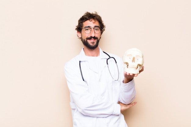 Jovem médico e um modelo de crânio humano