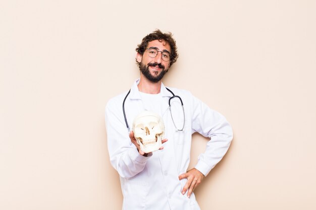 Jovem médico e um modelo de crânio humano