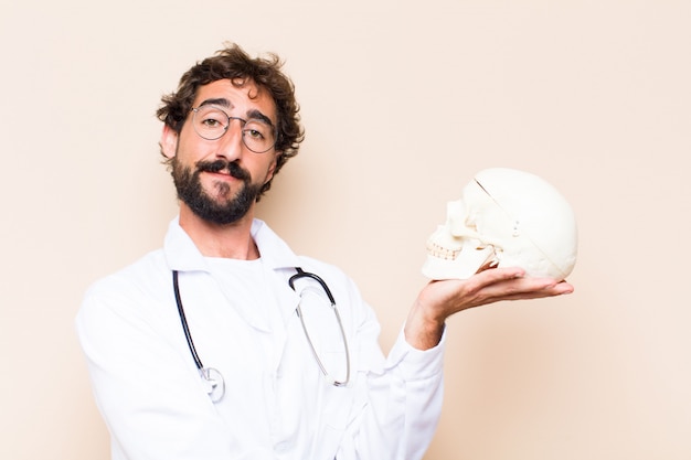 Jovem médico e um modelo de crânio humano