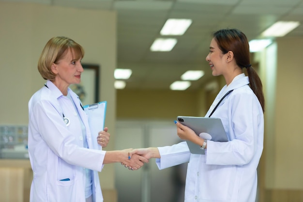 Jovem médico examinando um paciente no hospital
