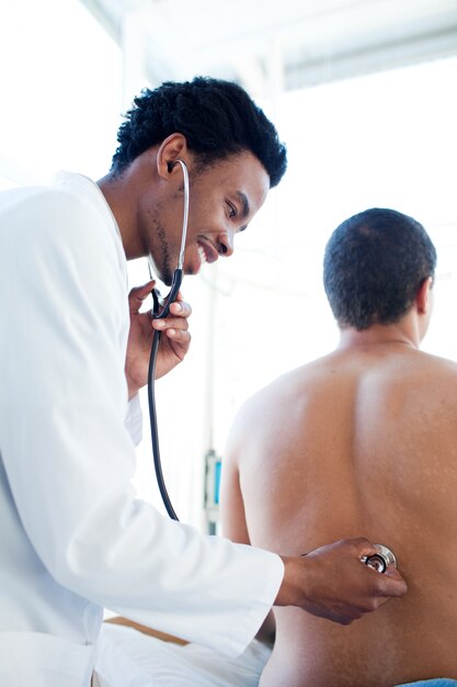 Jovem médico examinando um paciente