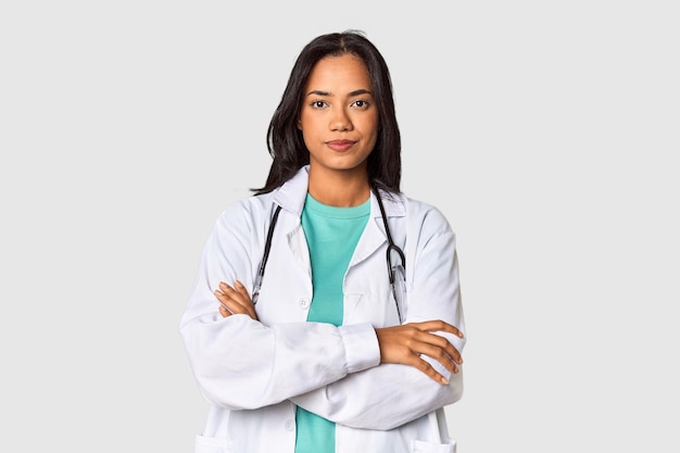 Jovem médico filipino posando com confiança em estúdio