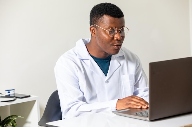Jovem médico ganhando novos conhecimentos usando laptop