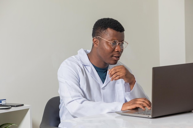 Jovem médico ganhando novos conhecimentos usando laptop