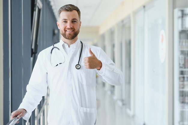 Jovem médico masculino em um corredor de um hospital geral