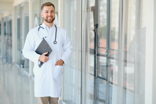 Jovem médico masculino em um corredor de um hospital geral