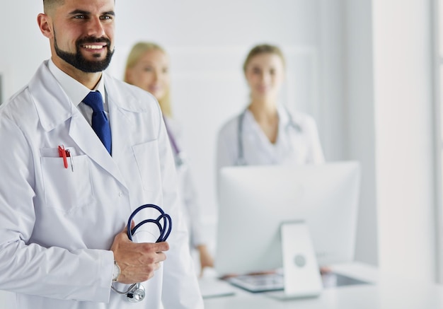 Jovem médico na frente do grupo médico.