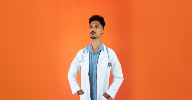 Foto jovem médico negro ou médico veterinário residente com estetoscópio