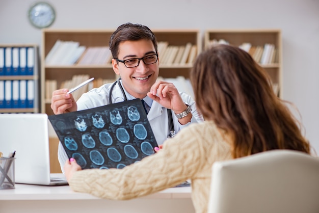 Foto jovem médico olhando a imagem de raio-x da tomografia computadorizada