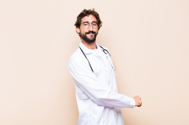 Jovem médico orgulhoso e satisfeito