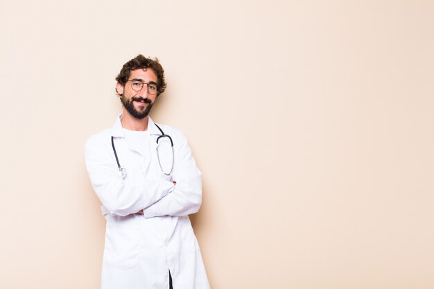 Jovem médico orgulhoso e satisfeito