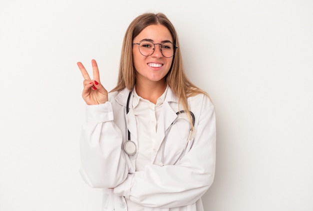 Jovem médico russo mulher isolada no fundo branco, mostrando o número dois com os dedos.