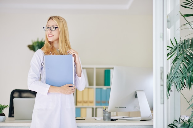 Jovem médico segurando histórico médico