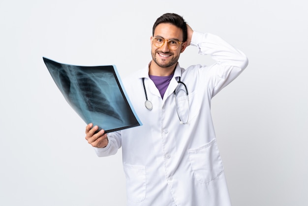 Jovem médico segurando uma radiografia isolada rindo