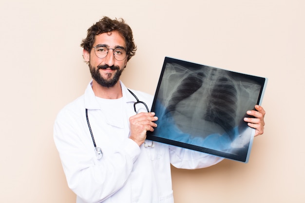 Jovem médico segurando uma tomografia óssea