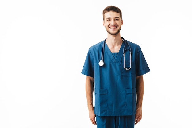 Jovem médico sorridente de uniforme com estetoscópio no pescoço alegremente