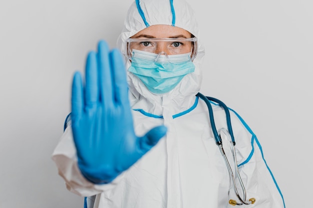 Foto jovem médico usando equipamento de coronavírus