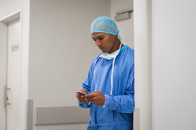 Jovem médico usando telefone