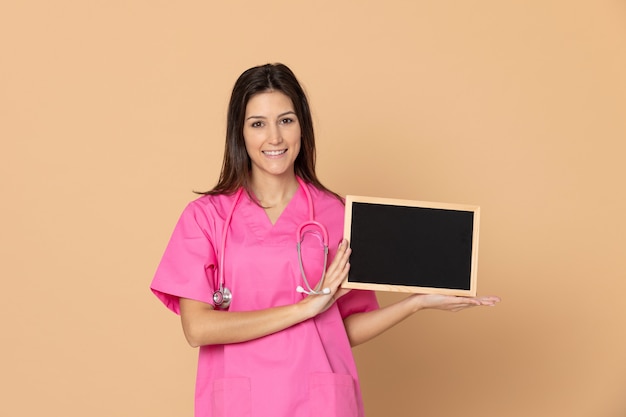 Jovem médico vestindo uniforme rosa