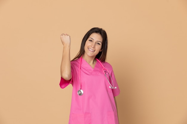 Jovem médico vestindo uniforme rosa