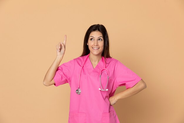 Foto jovem médico vestindo uniforme rosa