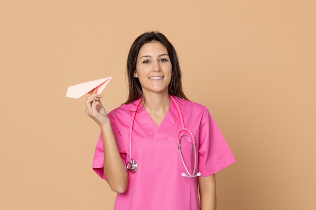 Jovem médico vestindo uniforme rosa