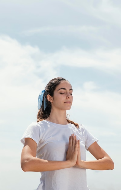 Foto jovem meditando ao ar livre