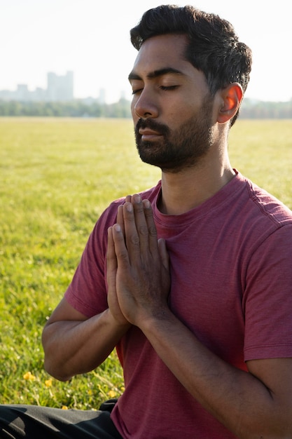 Foto jovem meditando ao ar livre