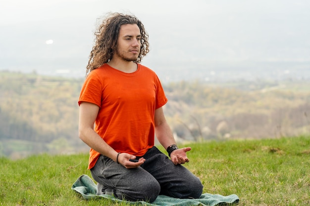 Jovem meditando ioga na montanha relaxe e acalme