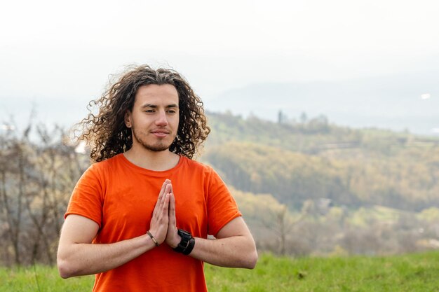 Jovem meditando ioga na montanha Relaxe e acalme