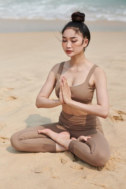 Jovem meditando