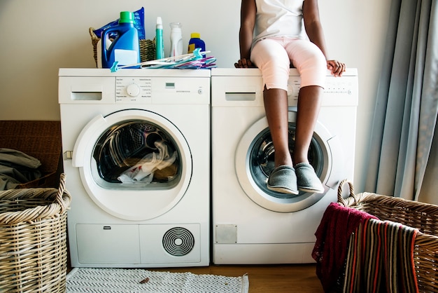 Jovem, menina adolescente, esperando, para, vestido, para, ser, lavado, de, lavadora roupa