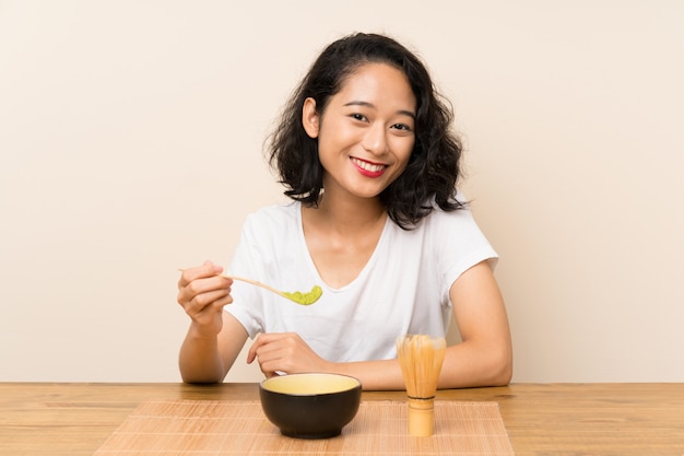 Jovem menina asiática com chá matcha